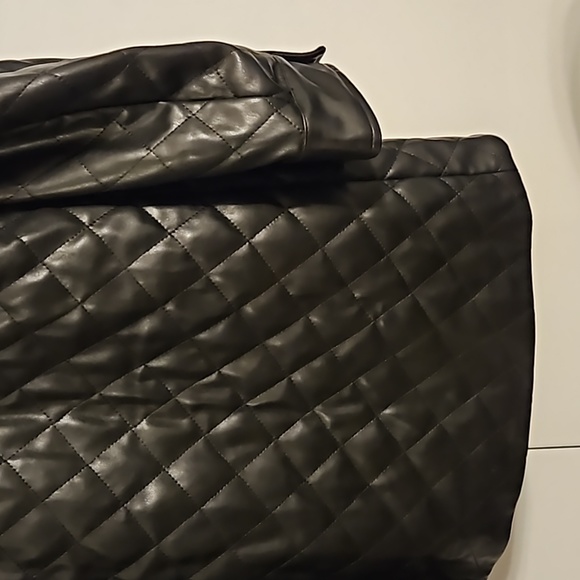 Guess. Jacket with detachable inner fur. Color Black. Inside fake fur. Size XL - Picture 11 of 16